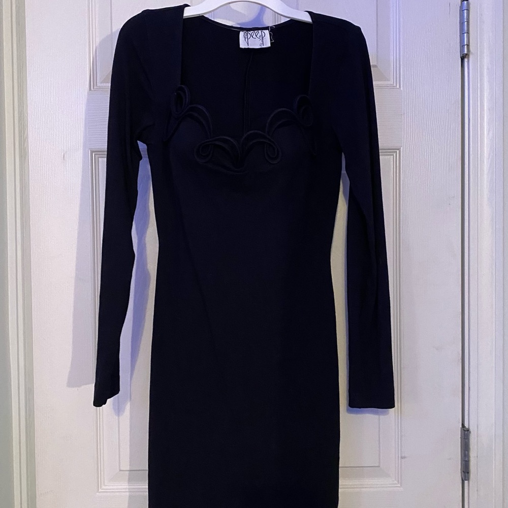 Long sleeved & short black dress